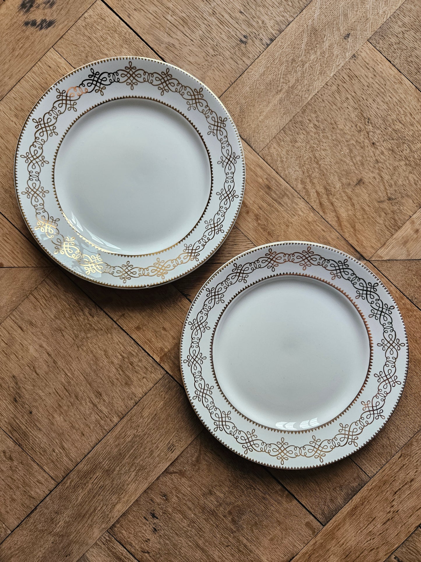 Assiettes plates dépareillées, mint et doré