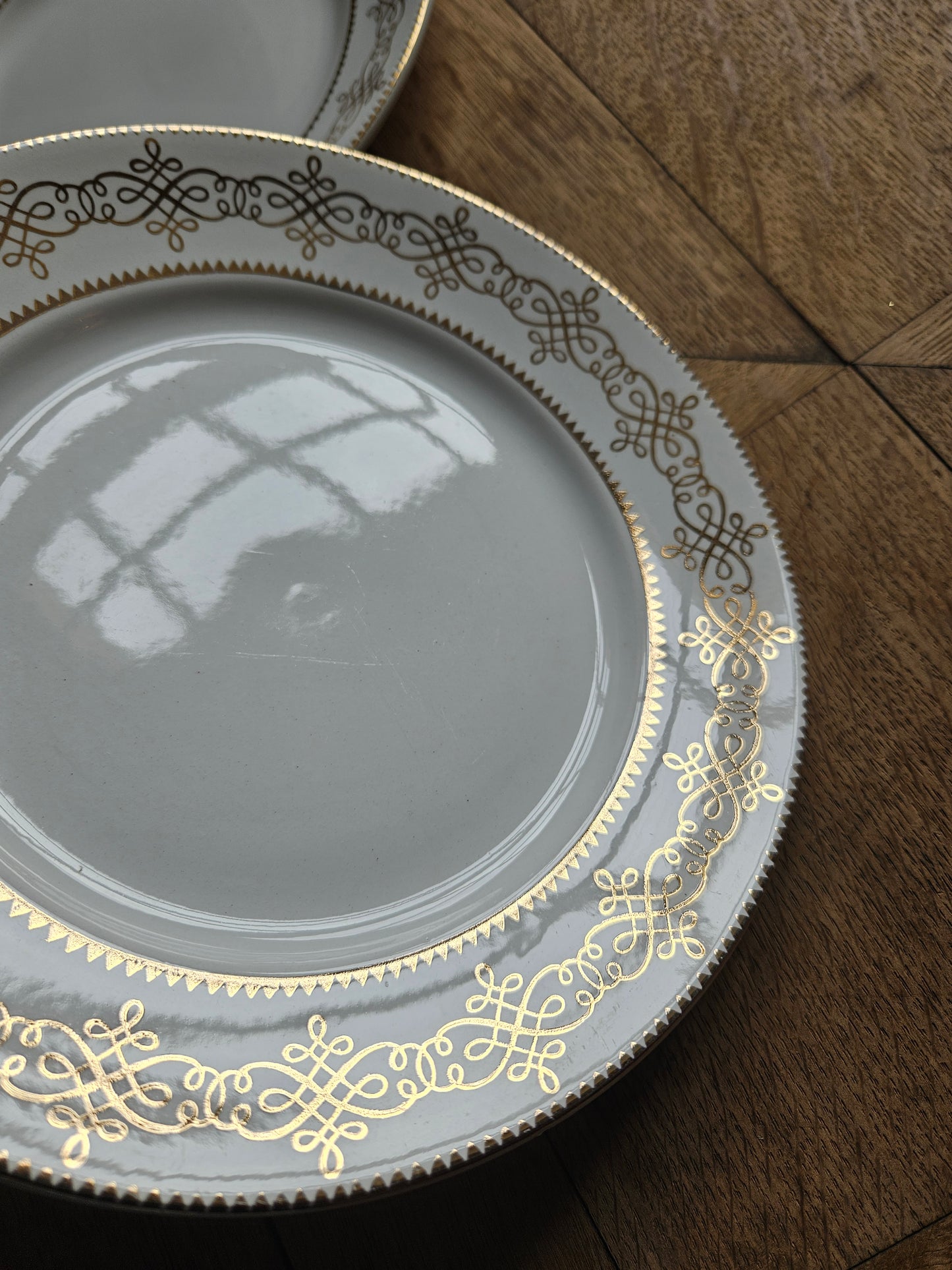 Assiettes plates dépareillées, mint et doré