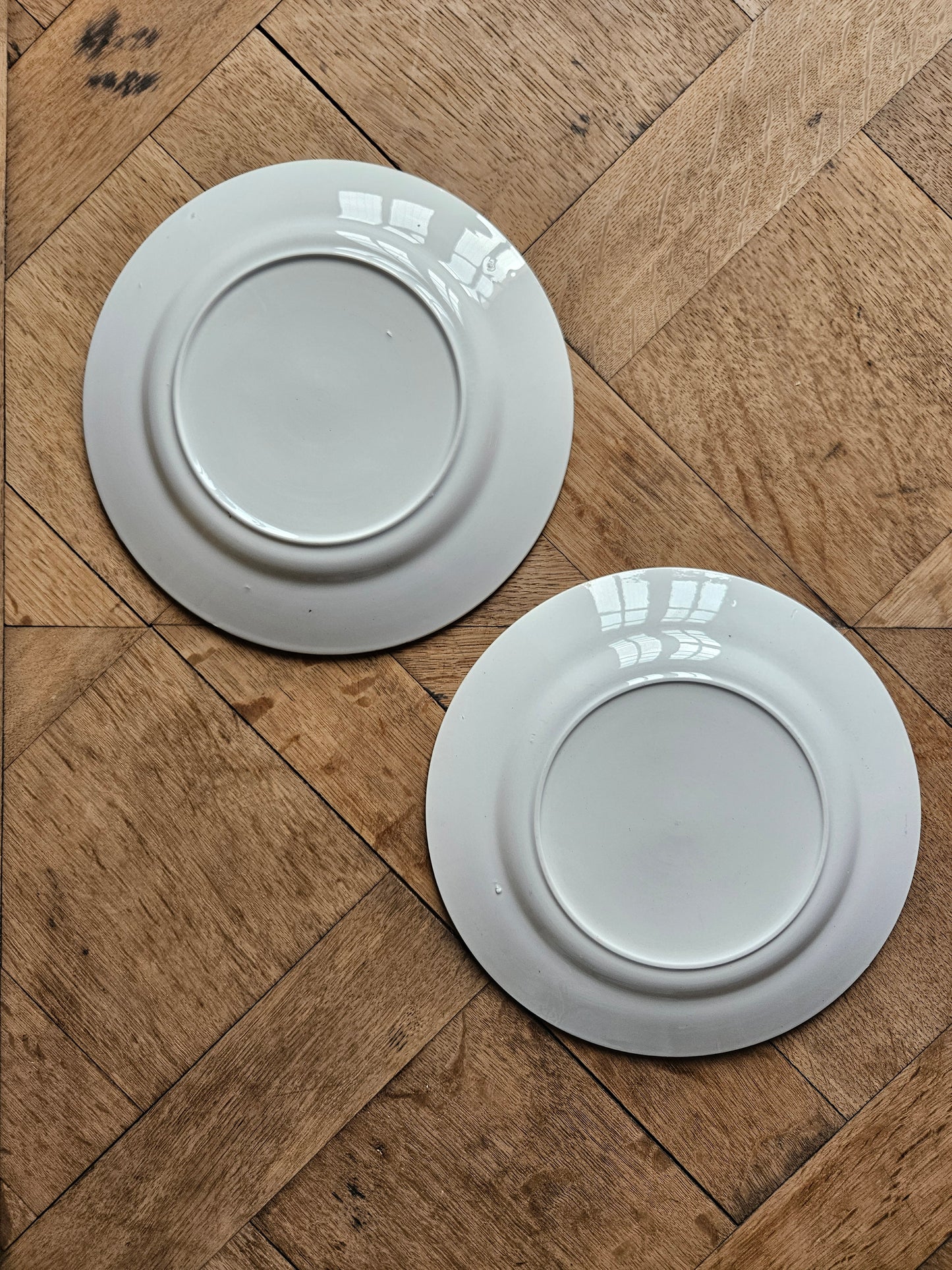 Assiettes plates dépareillées, mint et doré