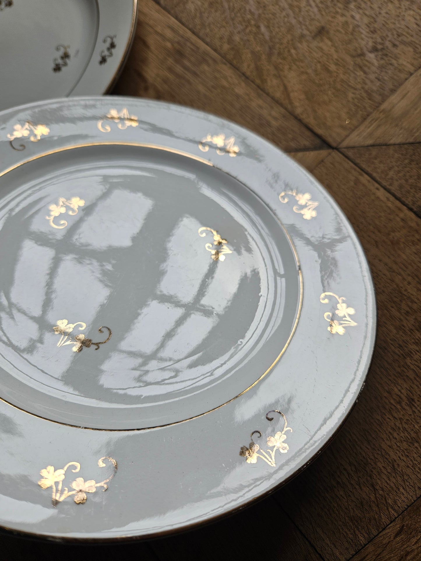 Assiettes plates dépareillées, mint et doré