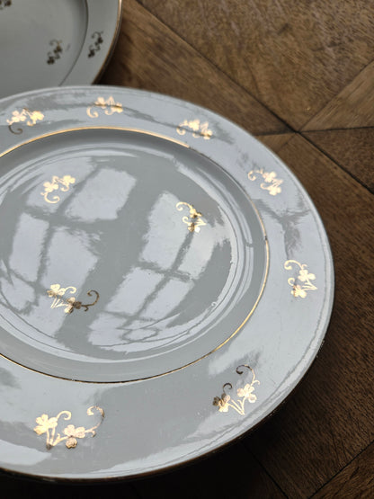 Assiettes plates dépareillées, mint et doré