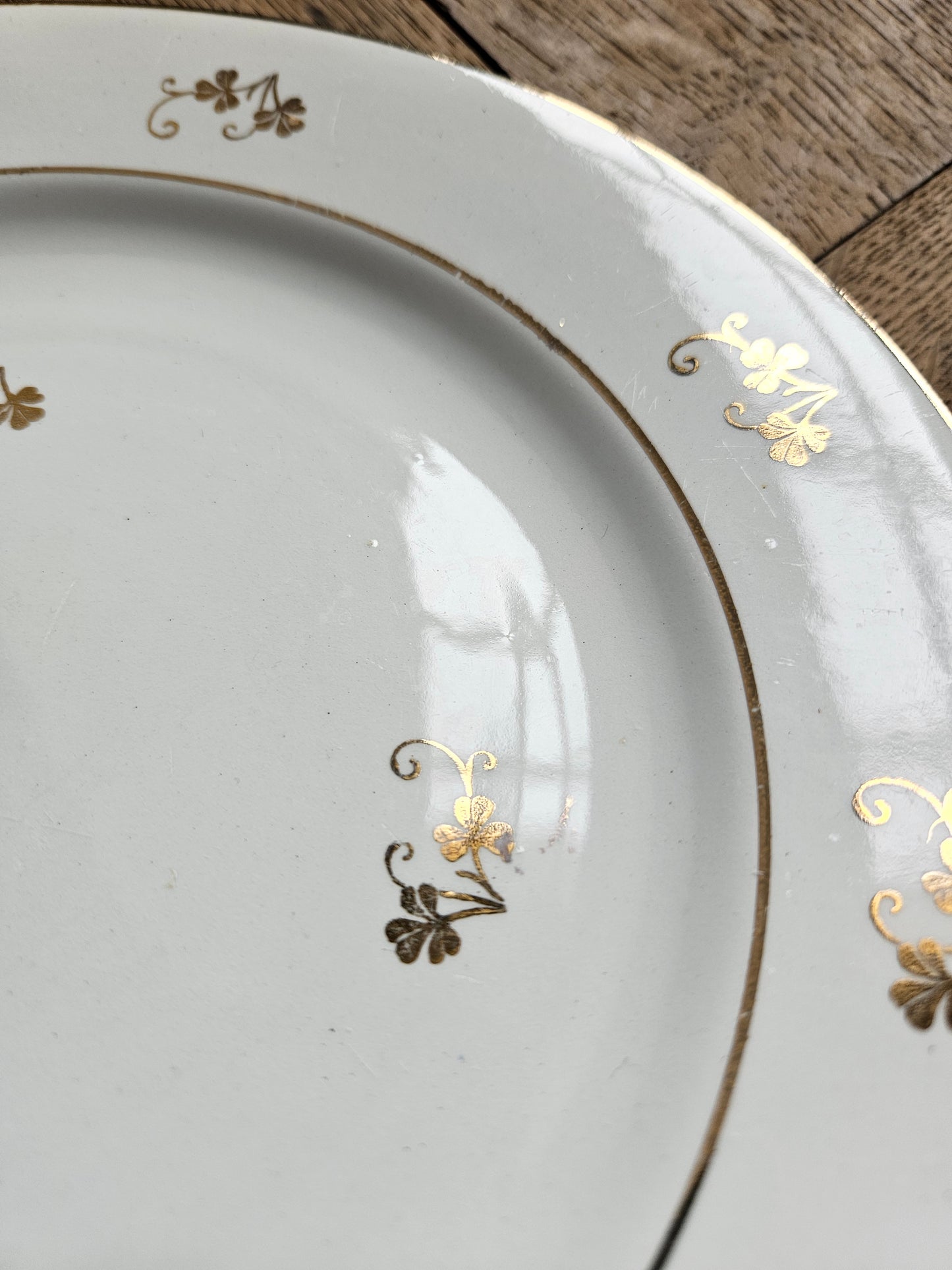 Assiettes plates dépareillées, mint et doré