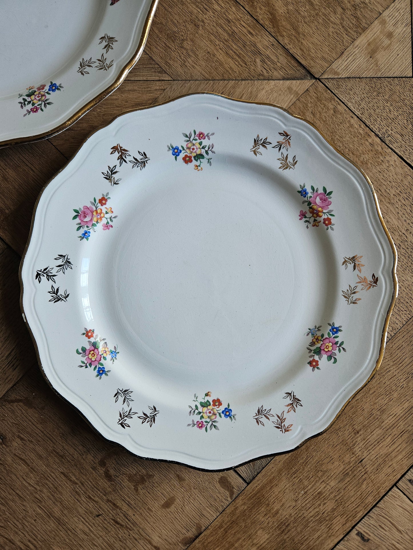 Assiettes plates dépareillées, L’Amandinoise et Digoin