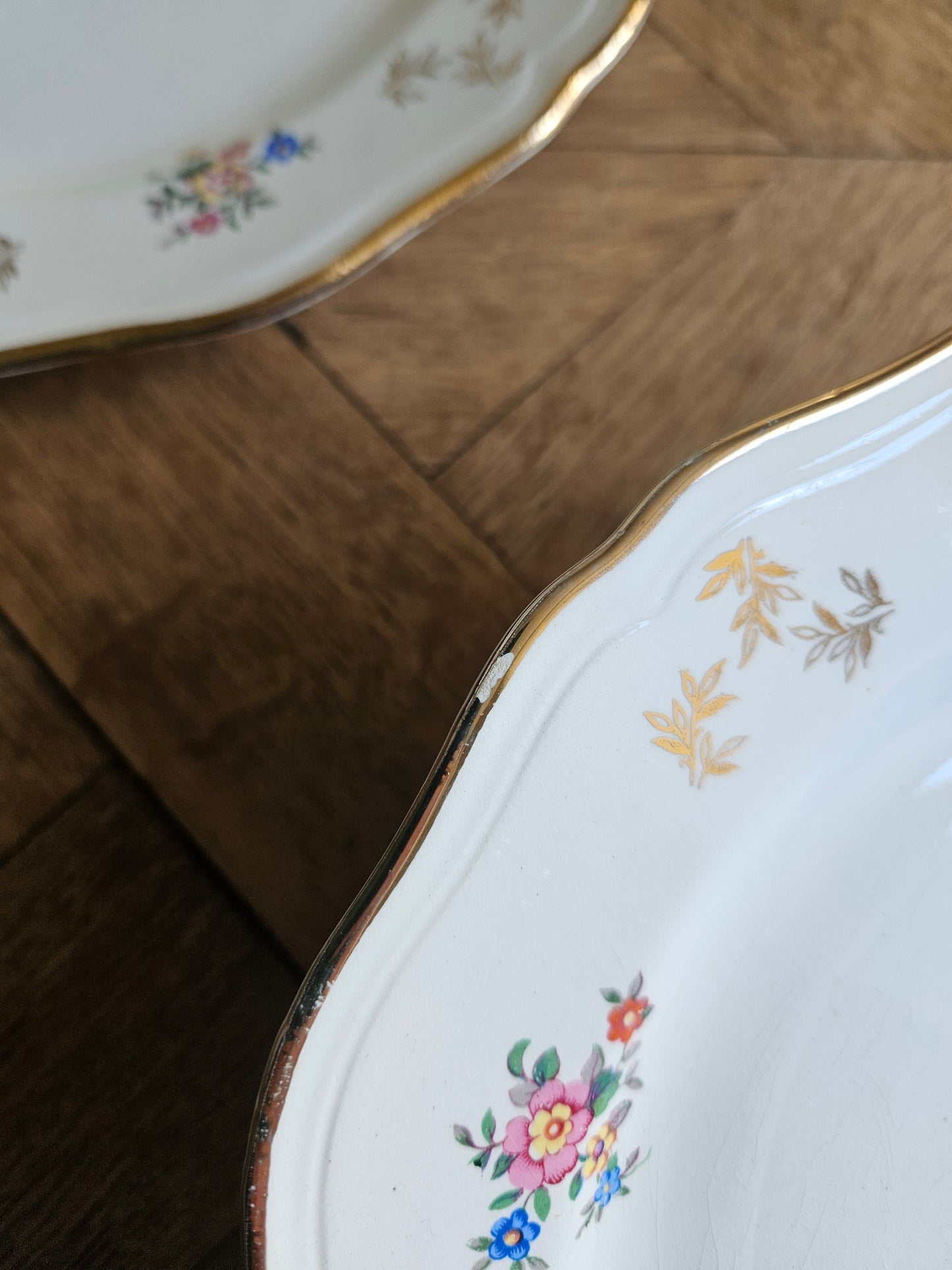 Assiettes plates dépareillées, L’Amandinoise et Digoin