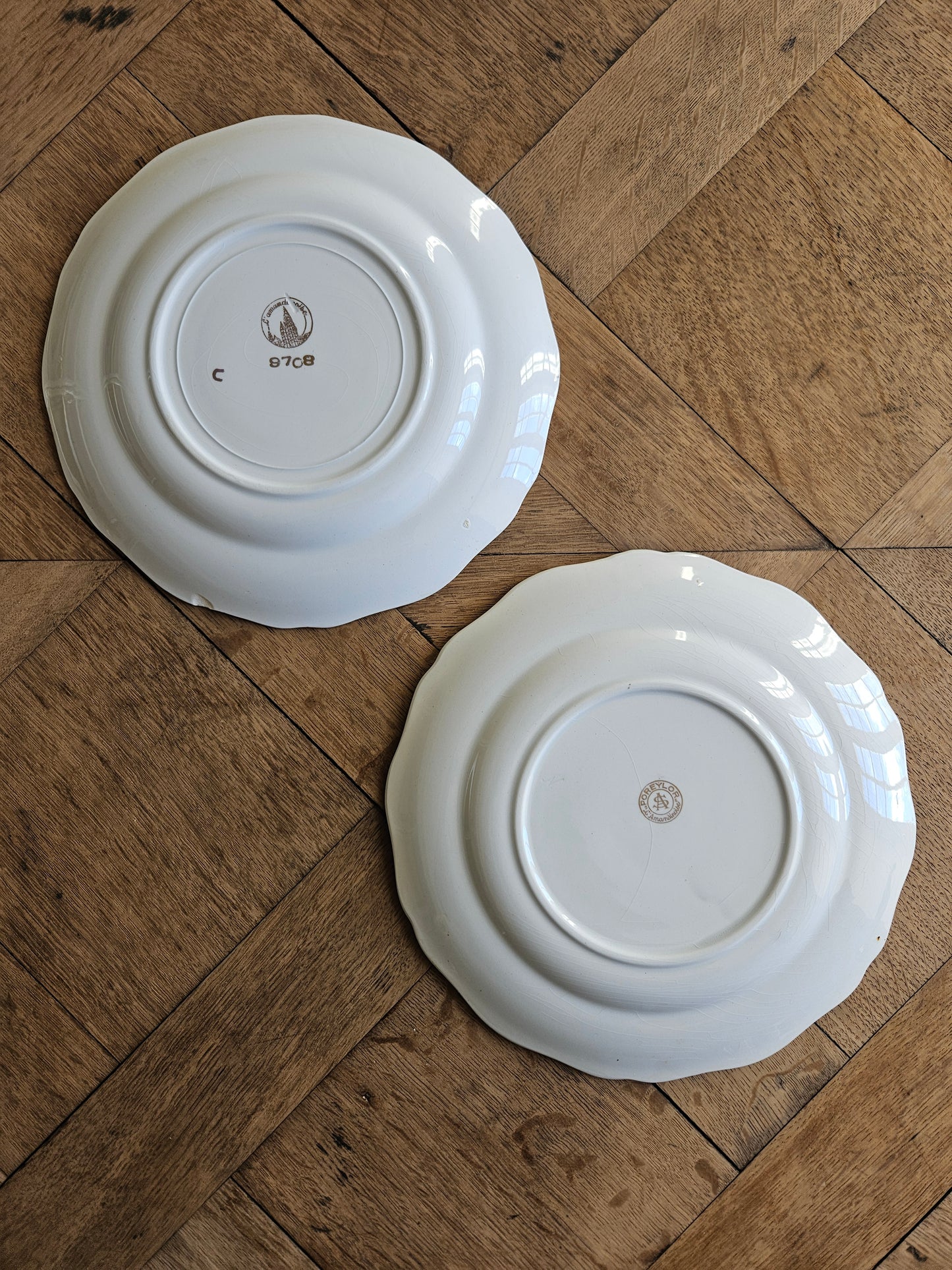 Assiettes plates dépareillées, L’Amandinoise et Digoin