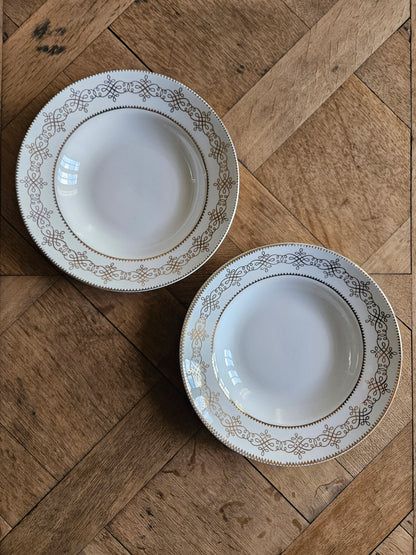 Assiettes creuses dépareillées, mint et fleurs