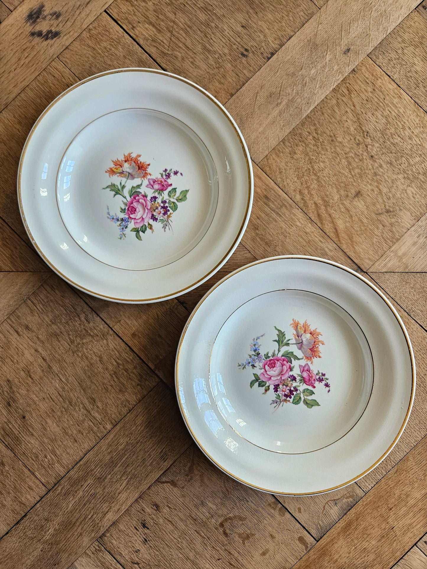 Assiettes creuses dépareillées, mint et fleurs