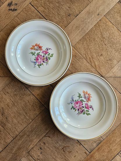 Assiettes creuses dépareillées, mint et fleurs