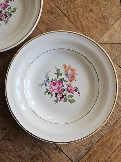Assiettes creuses dépareillées, mint et fleurs