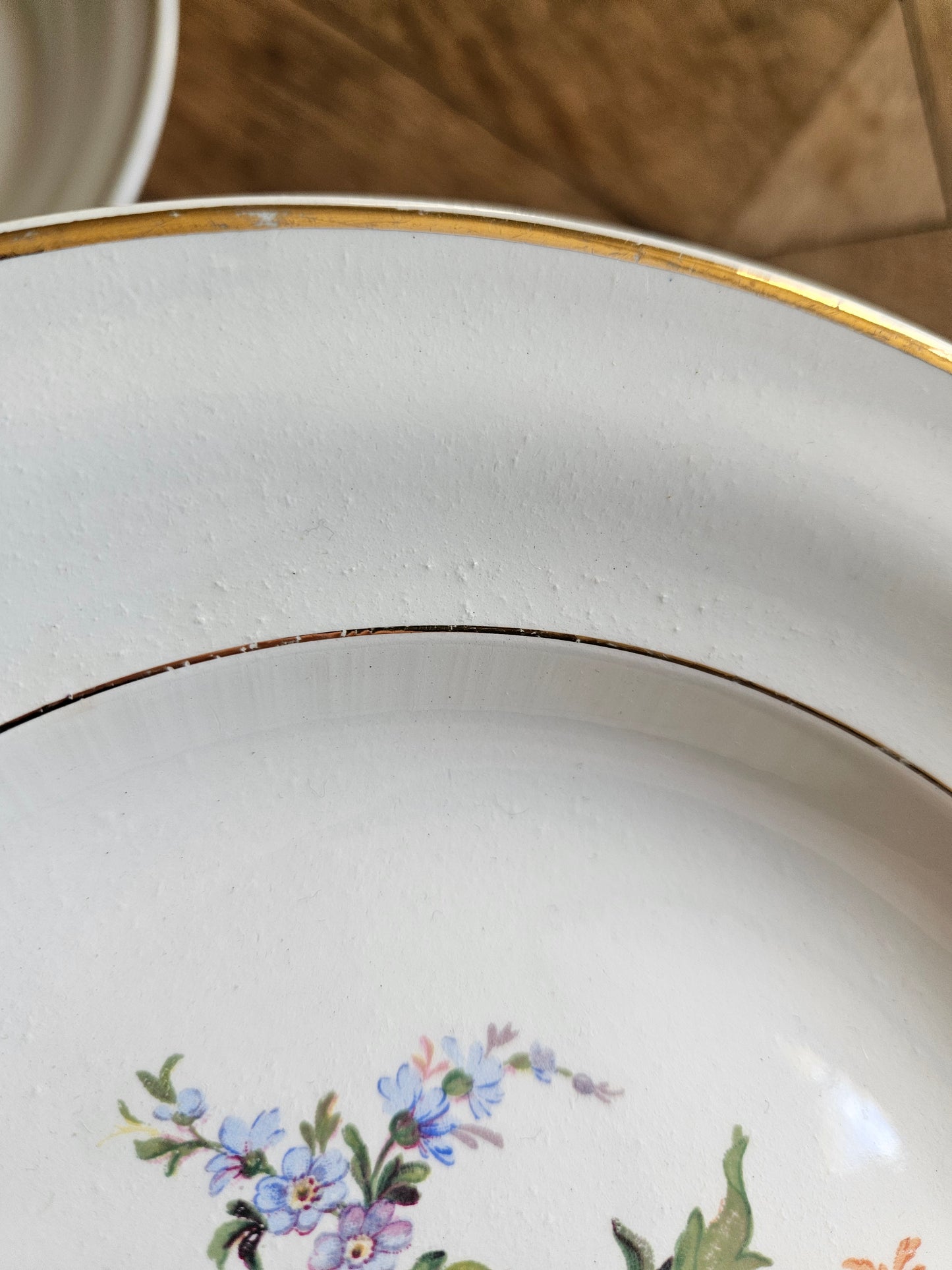 Assiettes creuses dépareillées, mint et fleurs