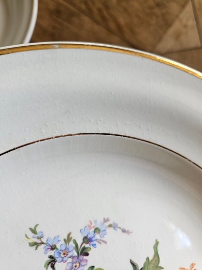 Assiettes creuses dépareillées, mint et fleurs