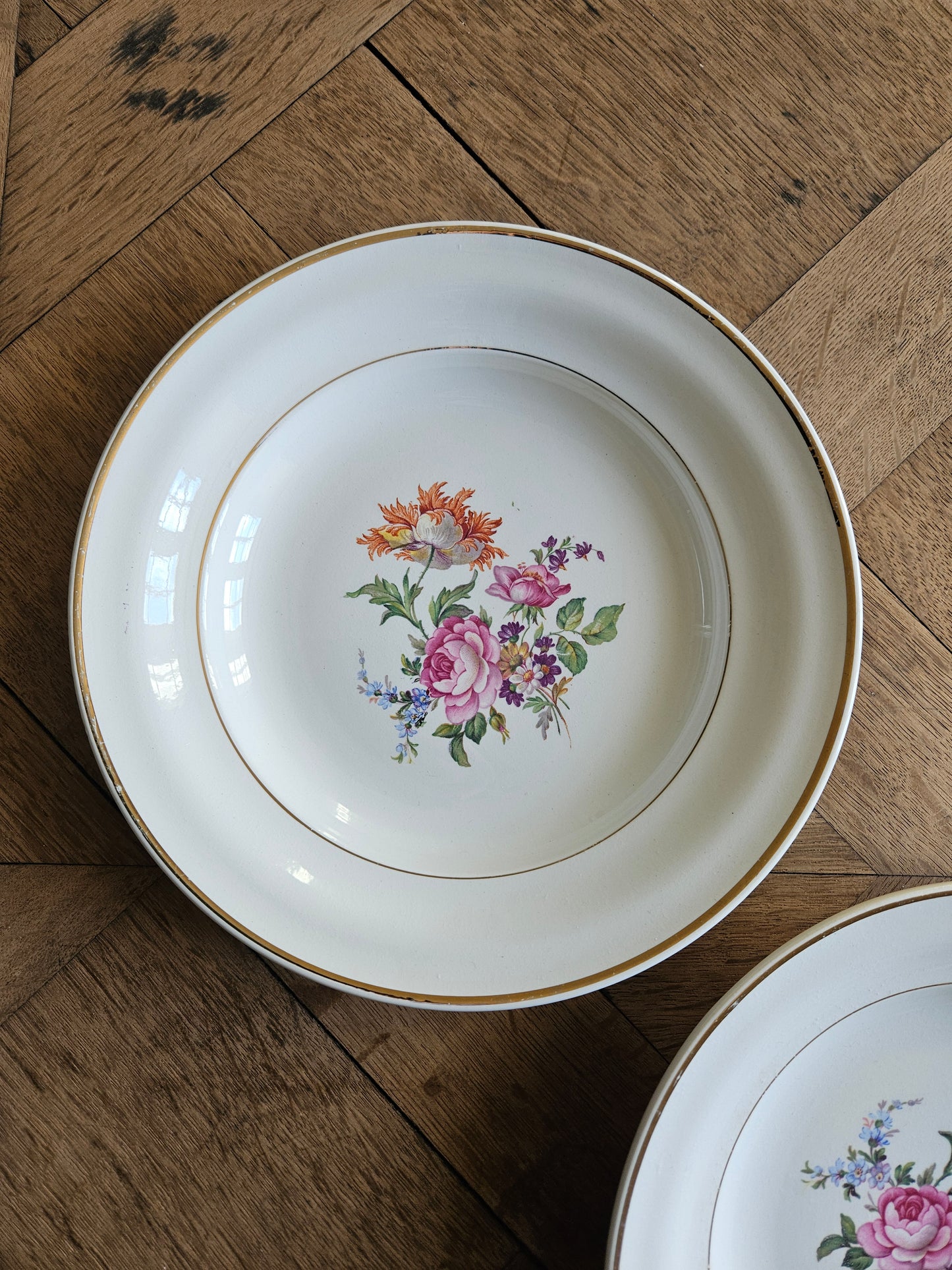 Assiettes creuses dépareillées, mint et fleurs