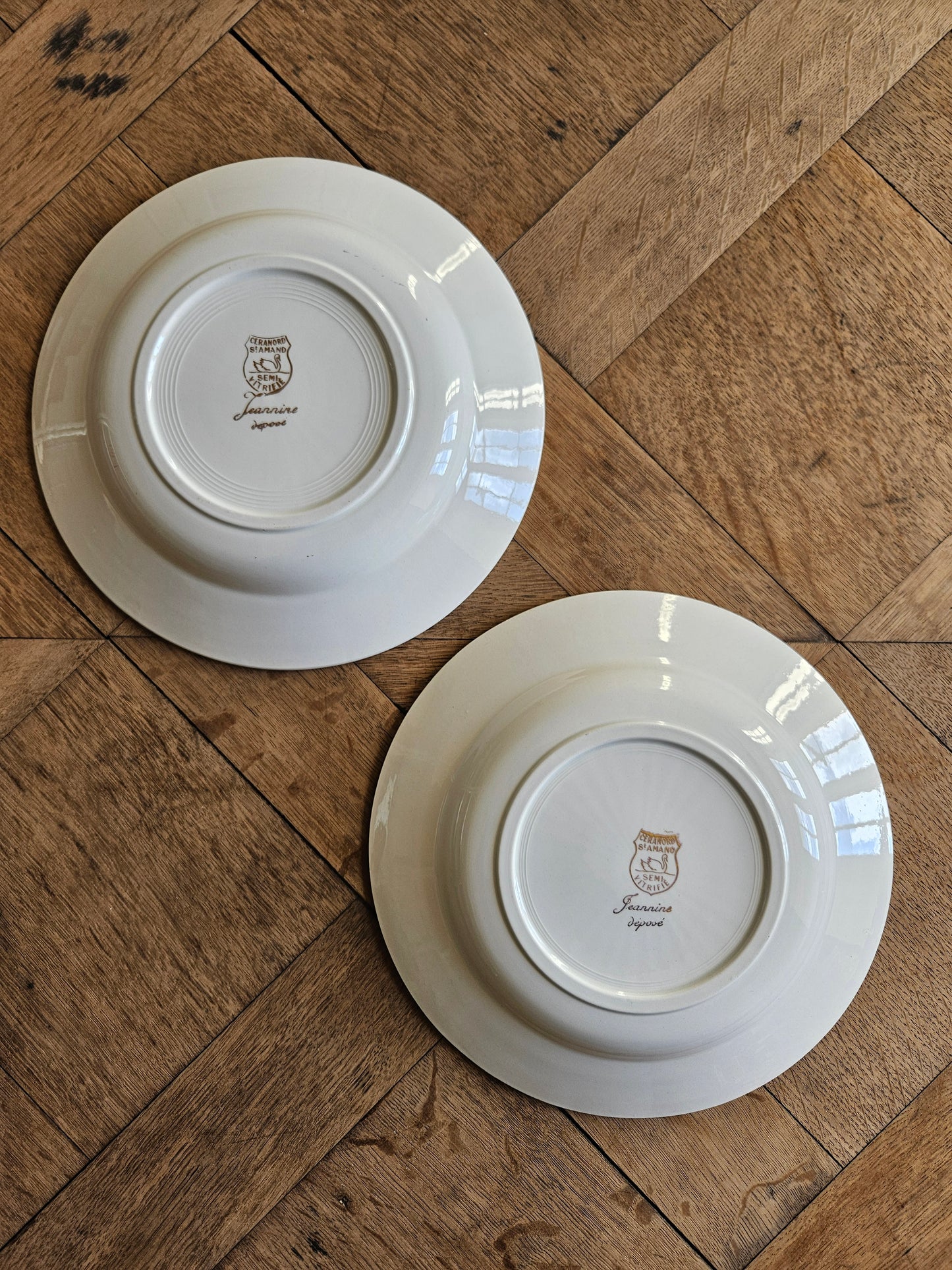 Assiettes creuses dépareillées, mint et fleurs