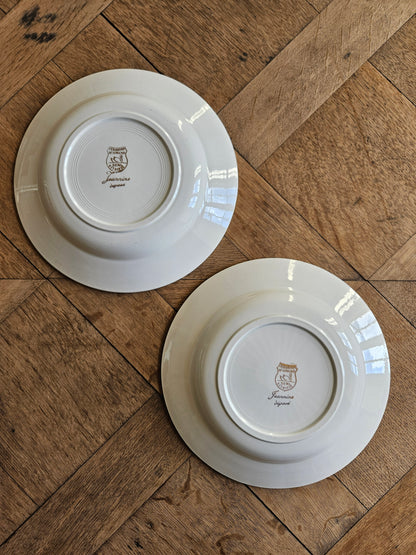 Assiettes creuses dépareillées, mint et fleurs