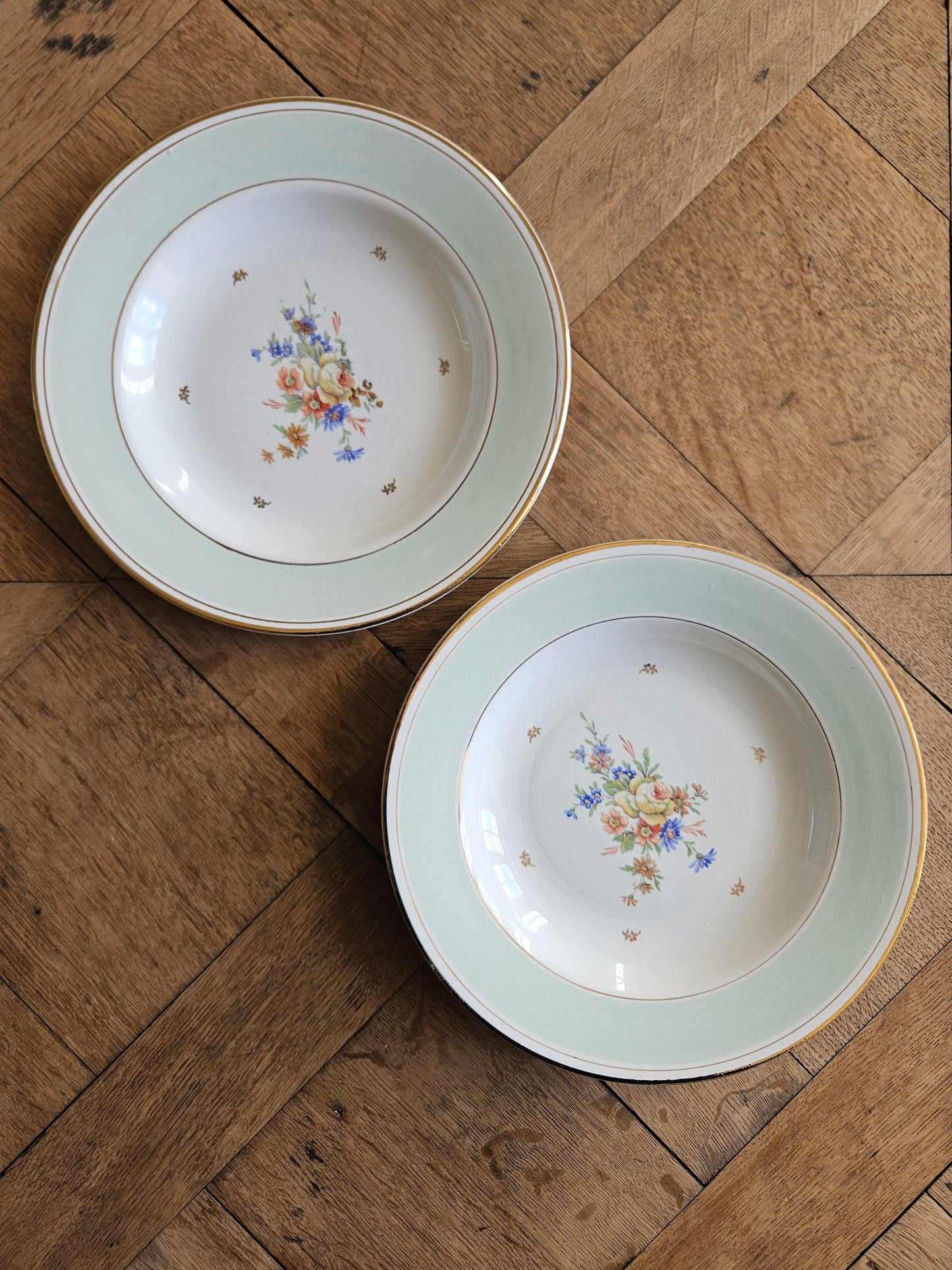 Assiettes creuses dépareillées, mint et fleurs