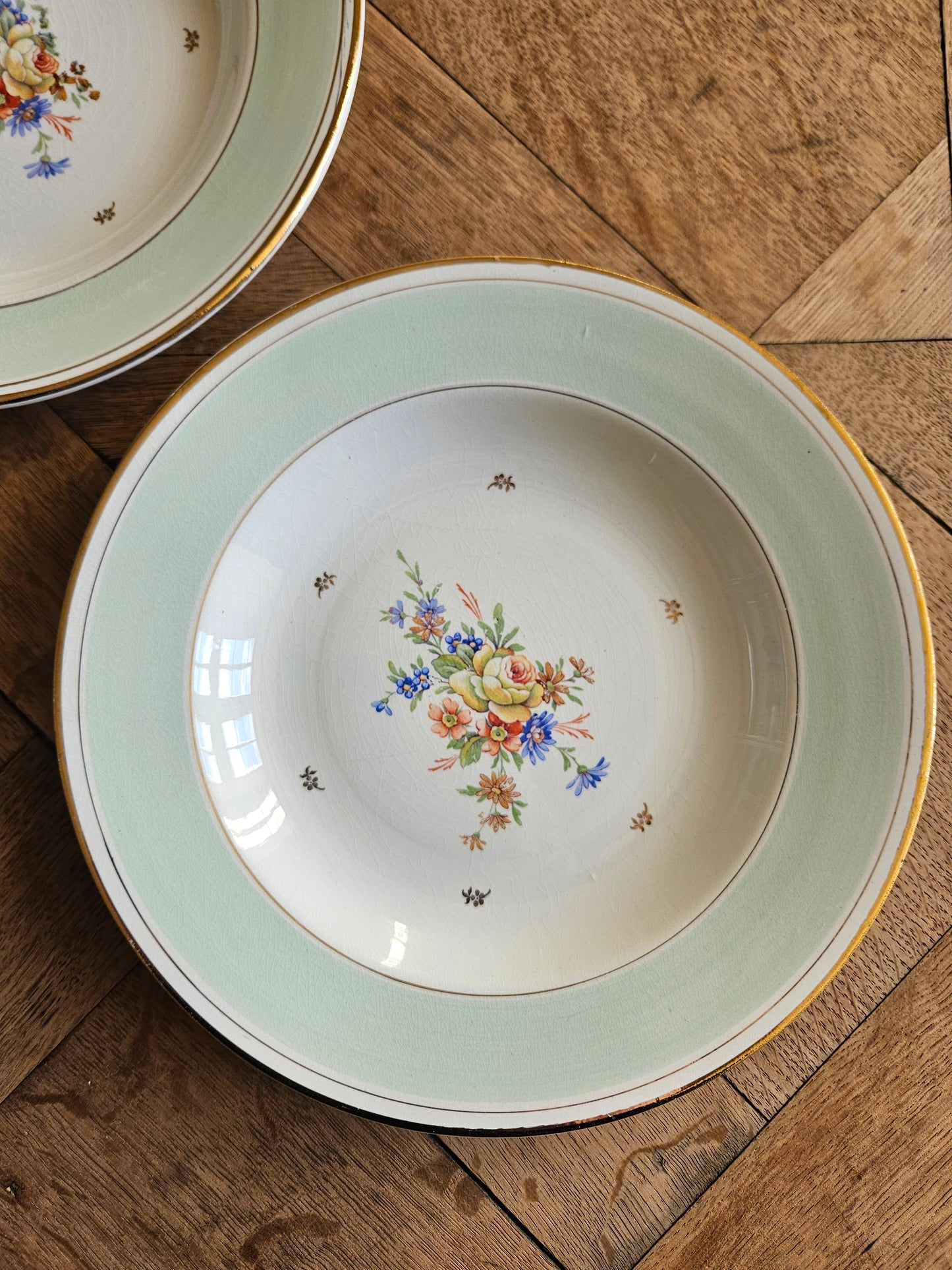 Assiettes creuses dépareillées, mint et fleurs