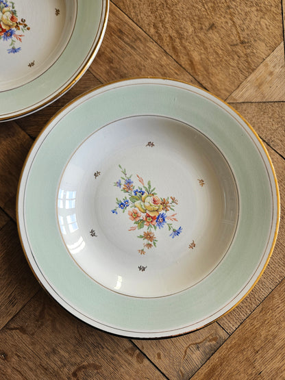 Assiettes creuses dépareillées, mint et fleurs