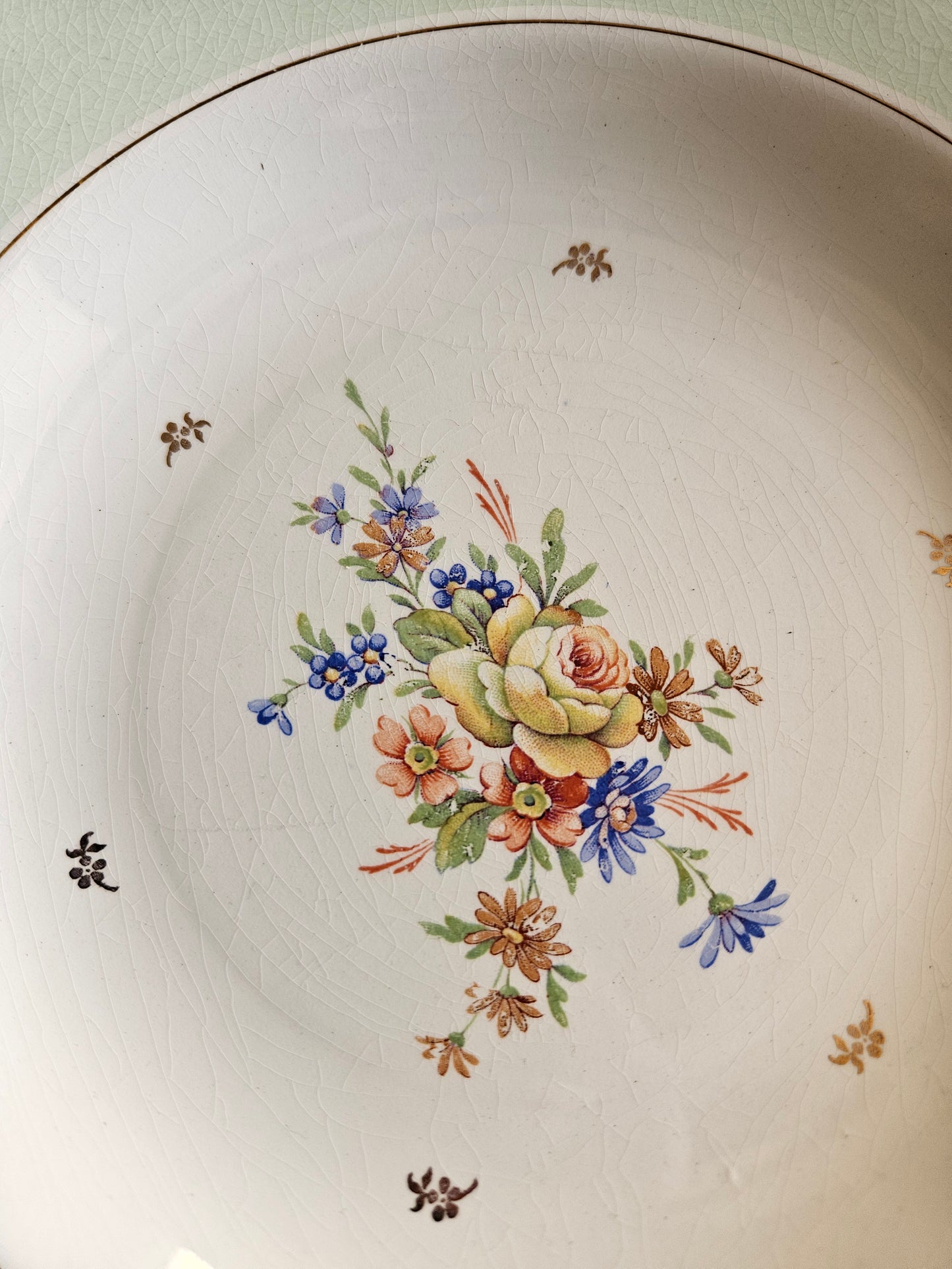 Assiettes creuses dépareillées, mint et fleurs