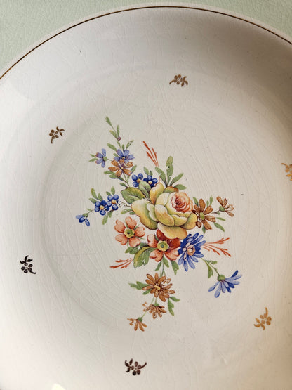 Assiettes creuses dépareillées, mint et fleurs