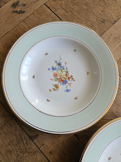 Assiettes creuses dépareillées, mint et fleurs