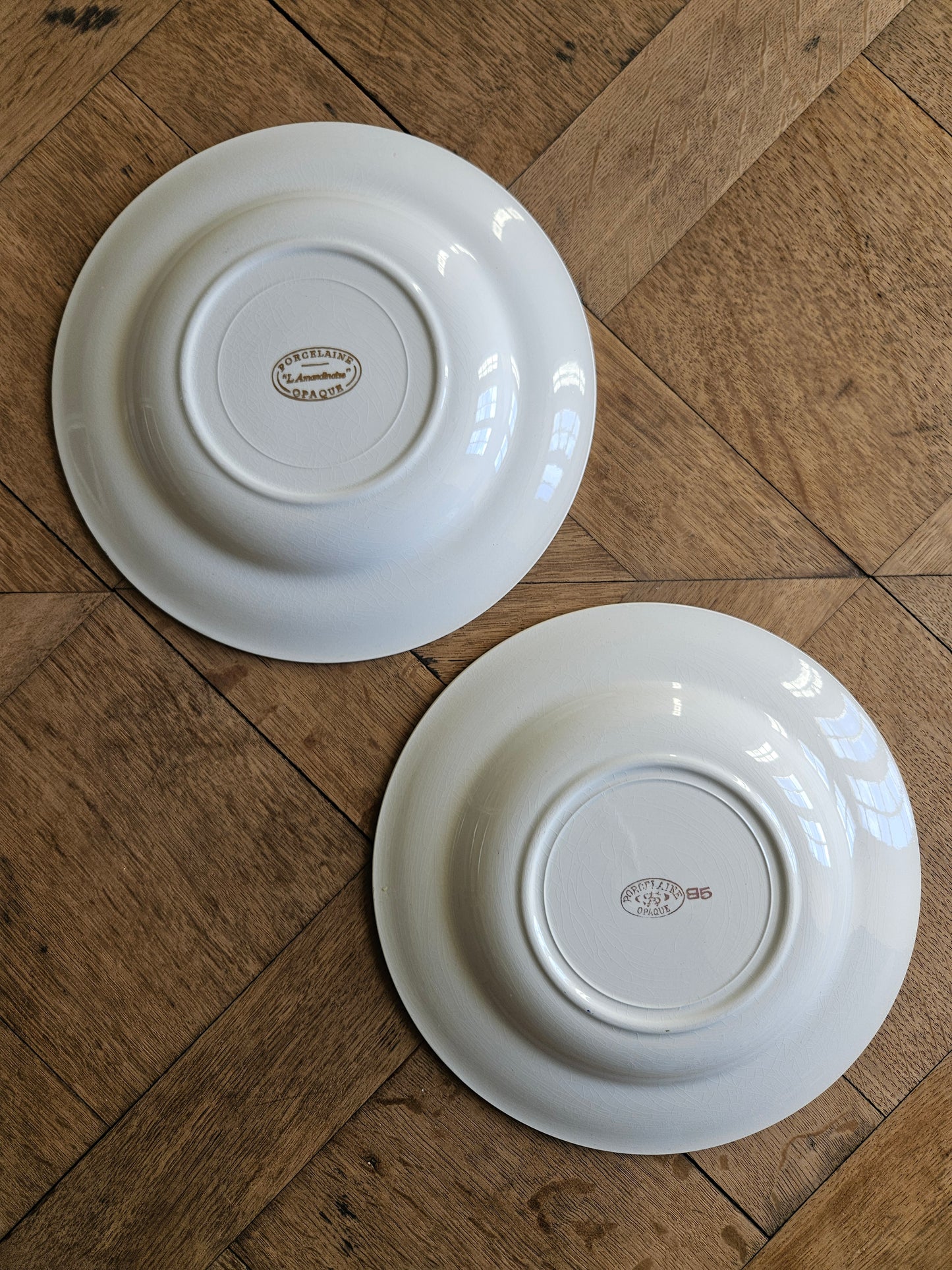 Assiettes creuses dépareillées, mint et fleurs