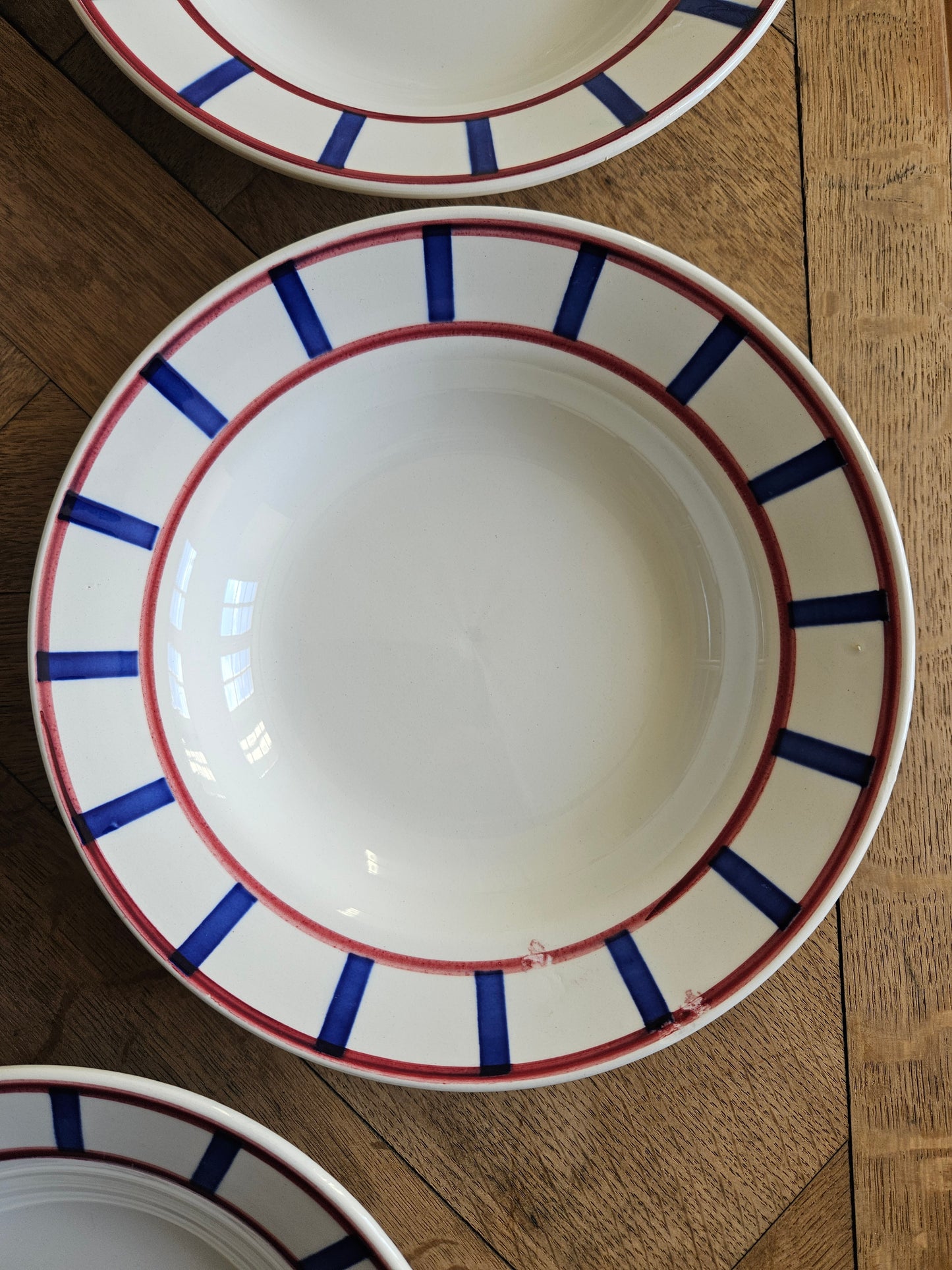 Assiettes creuses Digoin, décor basque