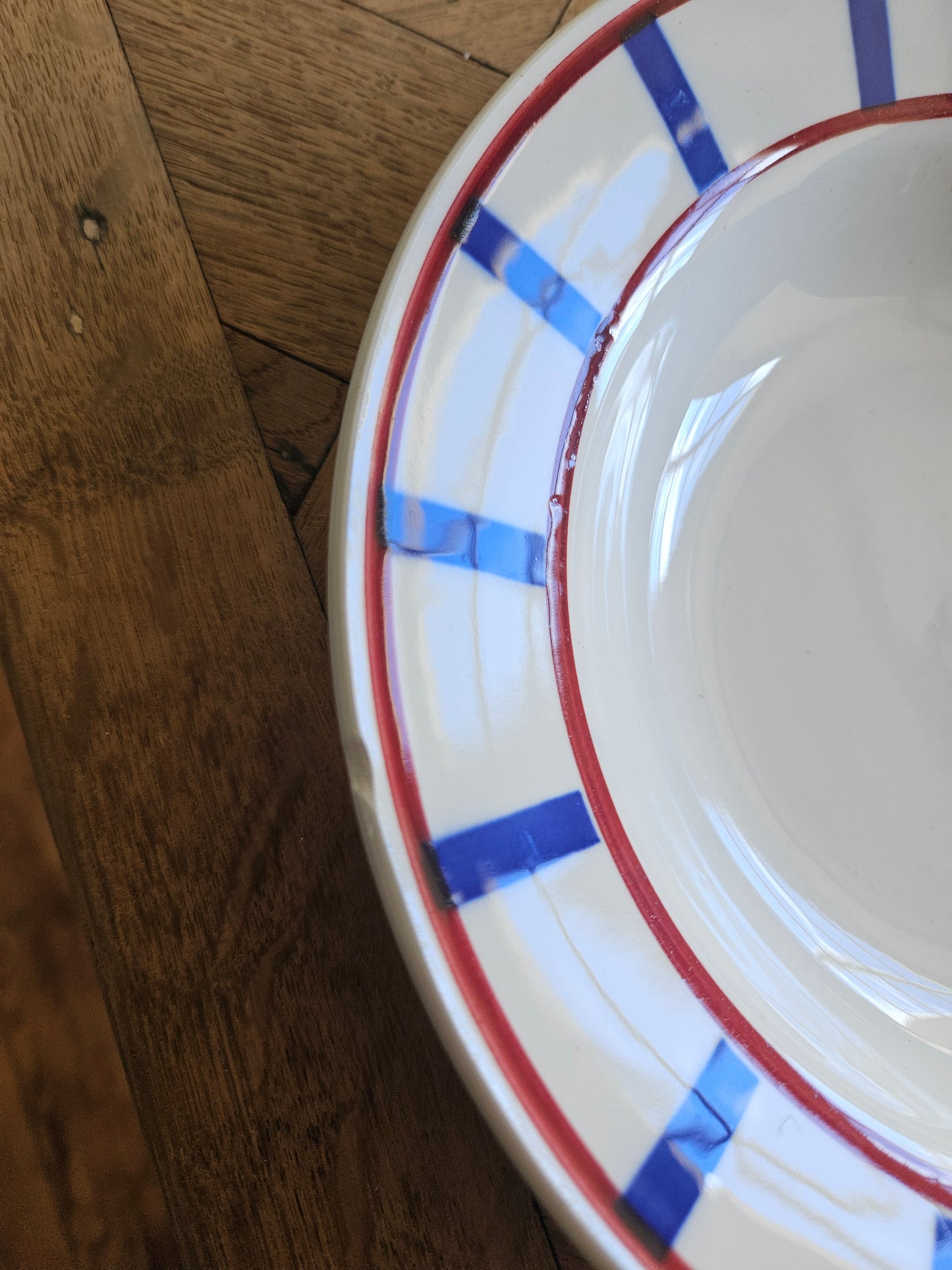 Assiettes creuses Digoin, décor basque