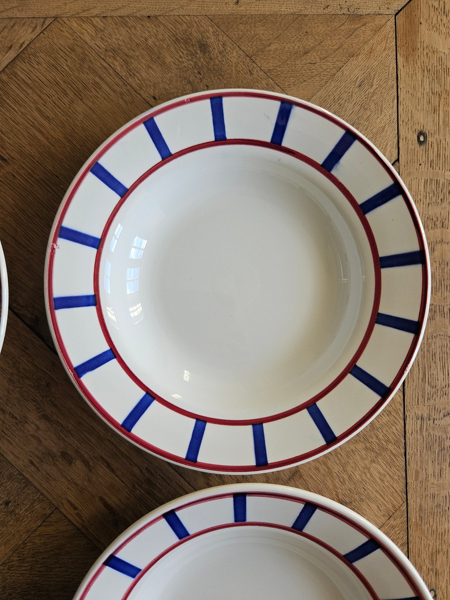 Assiettes creuses Digoin, décor basque