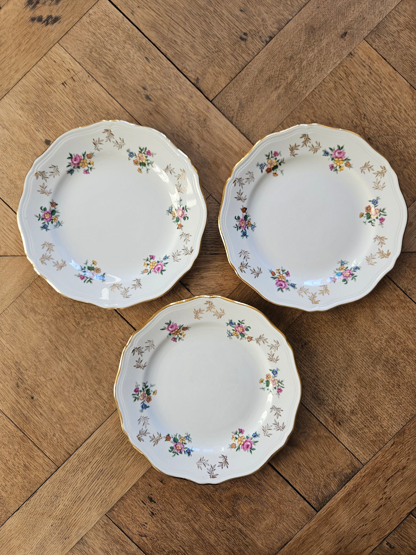 Assiettes à dessert dépareillées, mint et fleurs