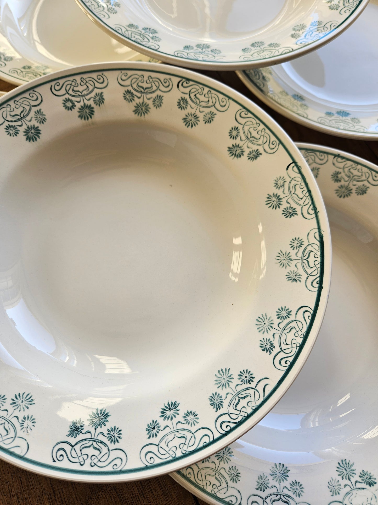Assiettes creuses Digoin, décor vert