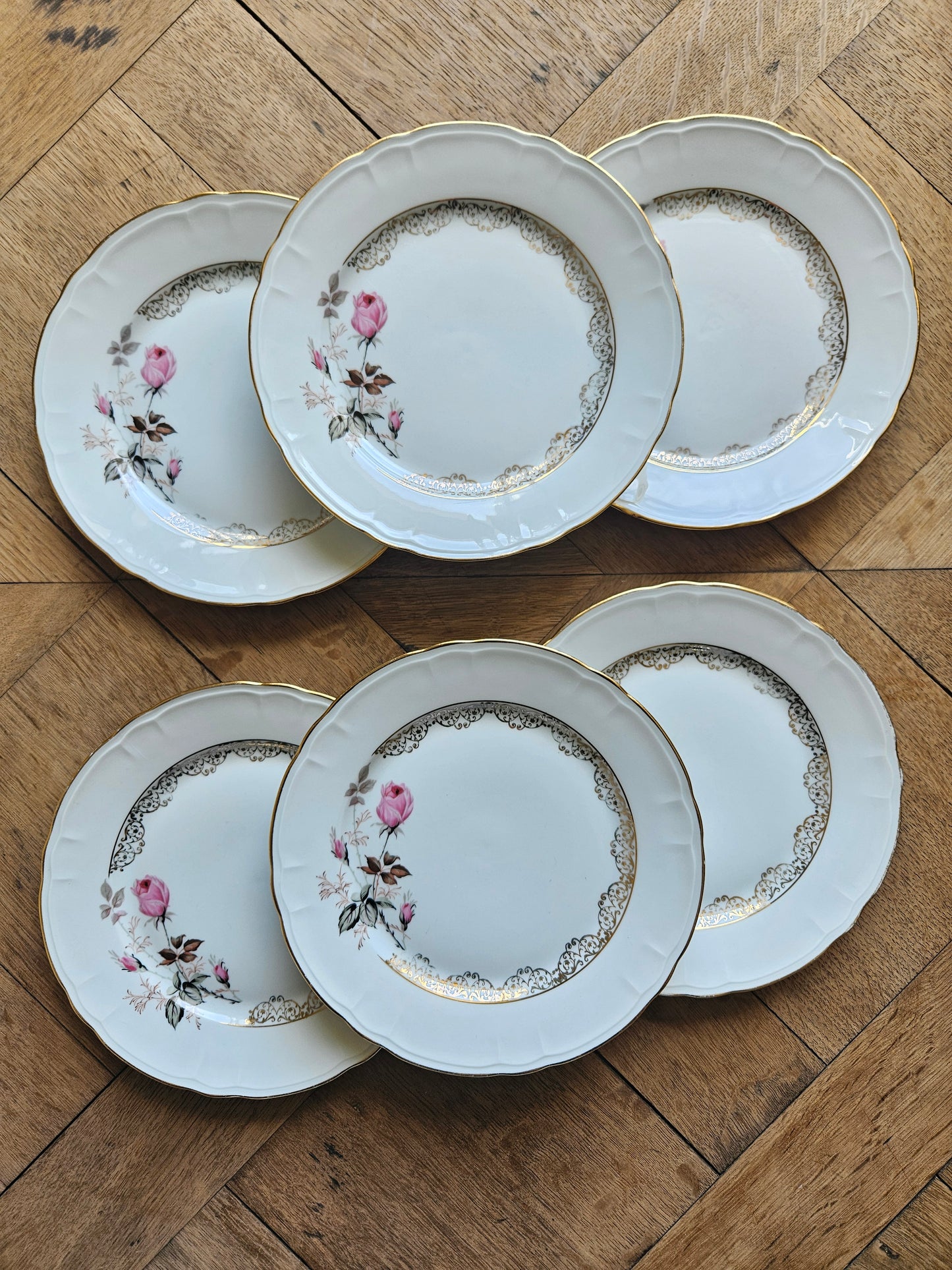 Assiettes à dessert vintage en porcelaine. Décor de rose.