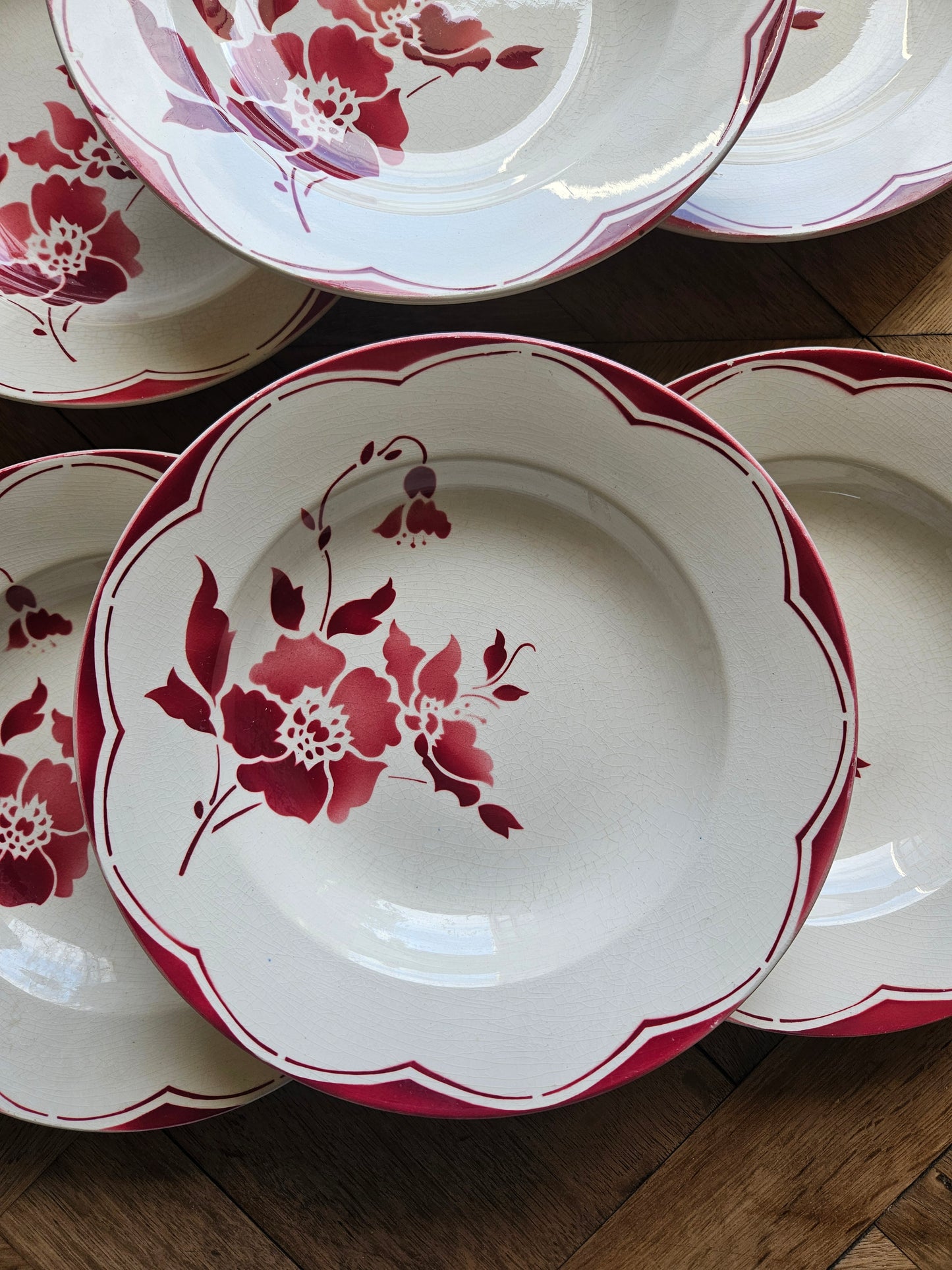 Assiettes creuses Gien, fleurs rouges