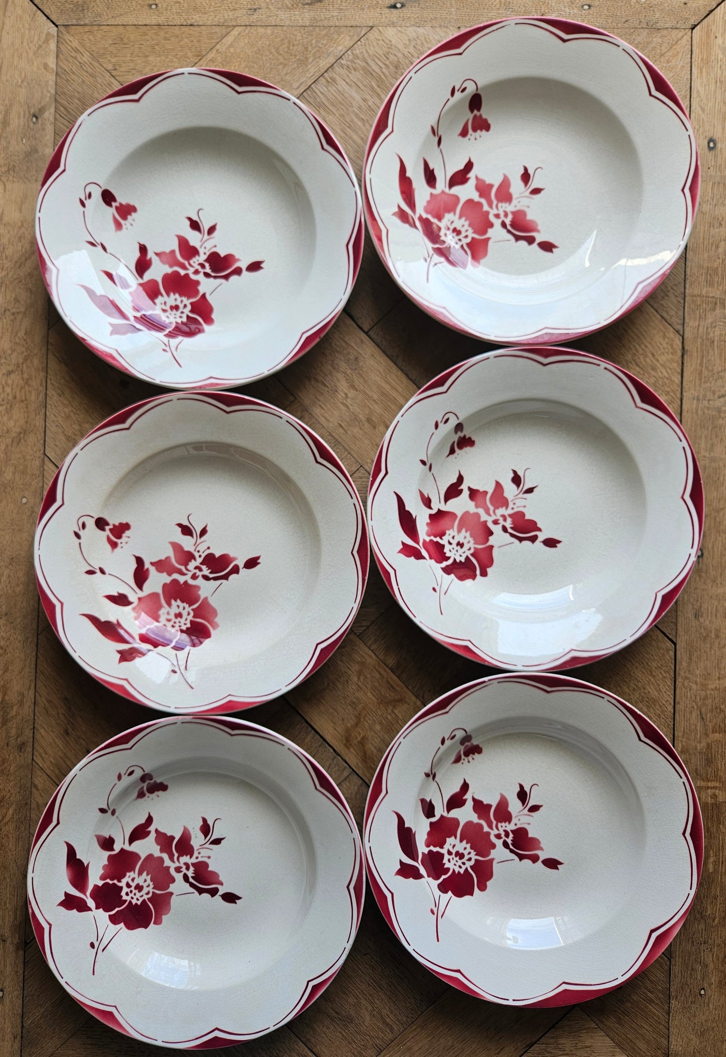 Assiettes creuses Gien, fleurs rouges