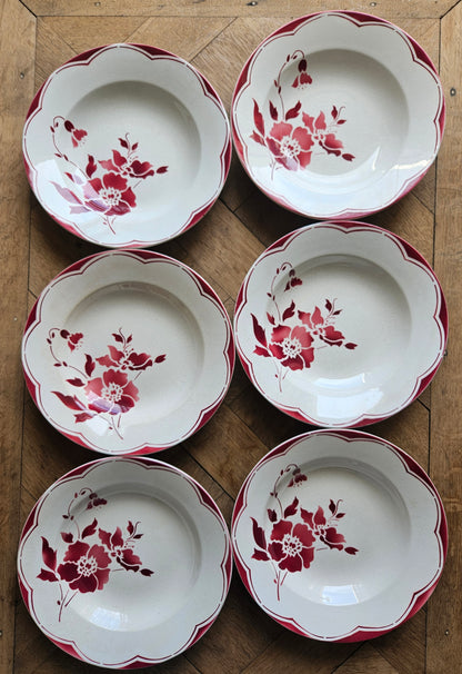 Assiettes creuses Gien, fleurs rouges