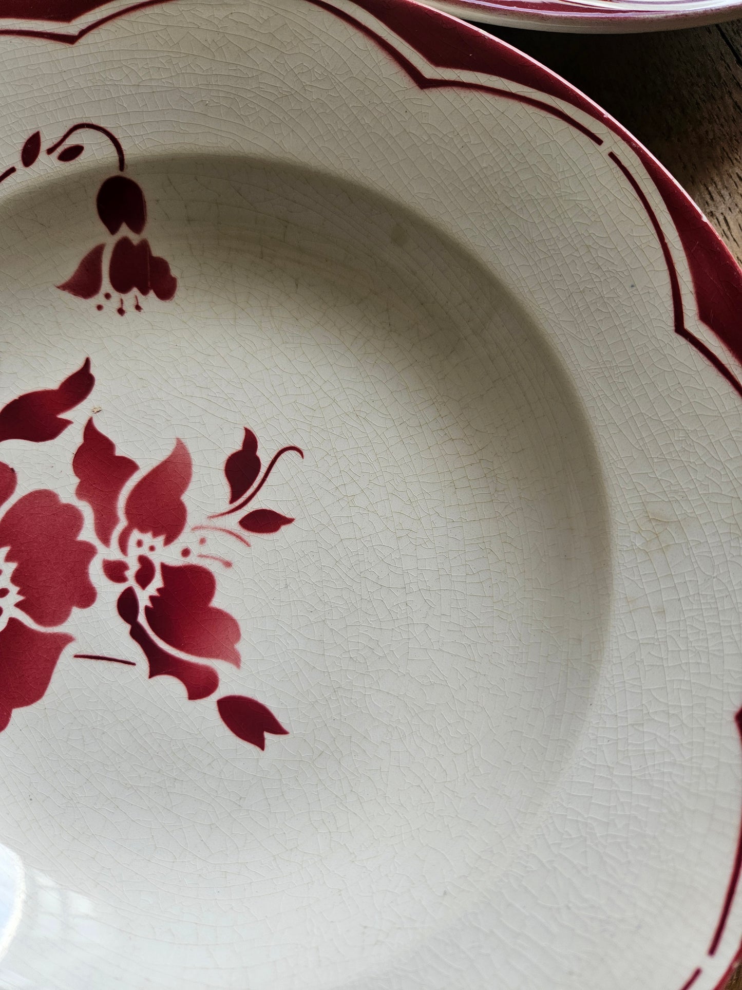 Assiettes creuses Gien, fleurs rouges