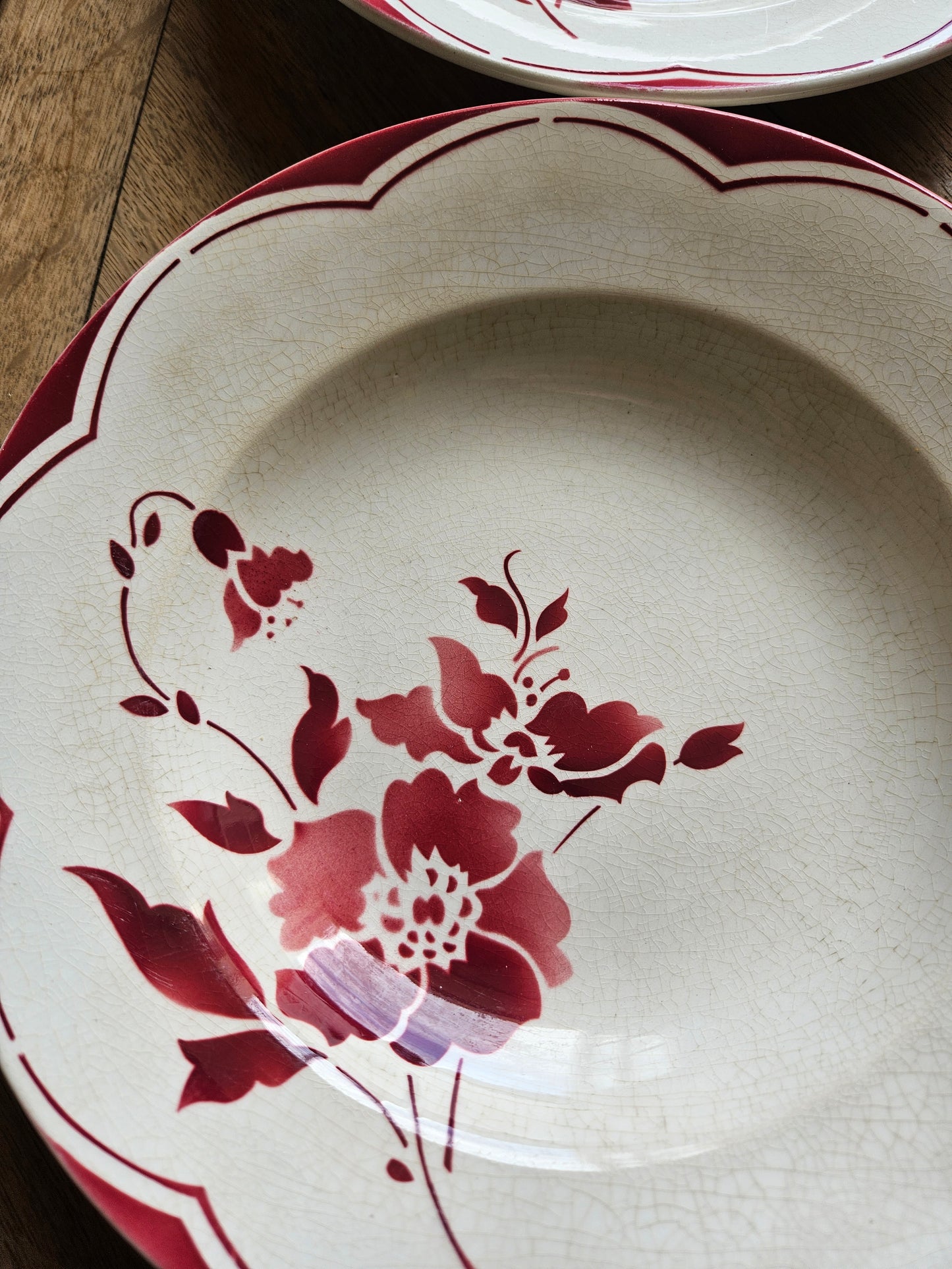 Assiettes creuses Gien, fleurs rouges