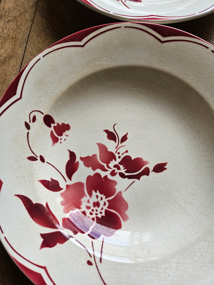 Assiettes creuses Gien, fleurs rouges