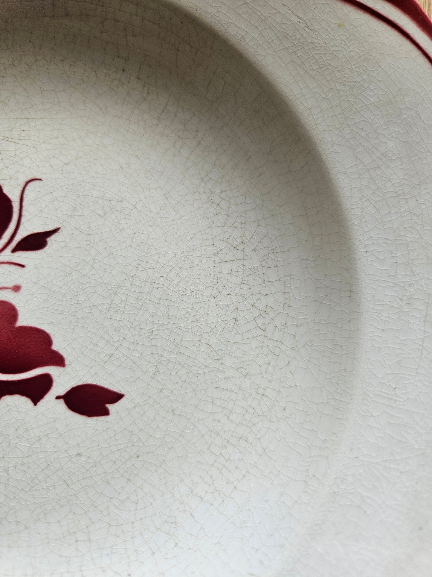 Assiettes creuses Gien, fleurs rouges