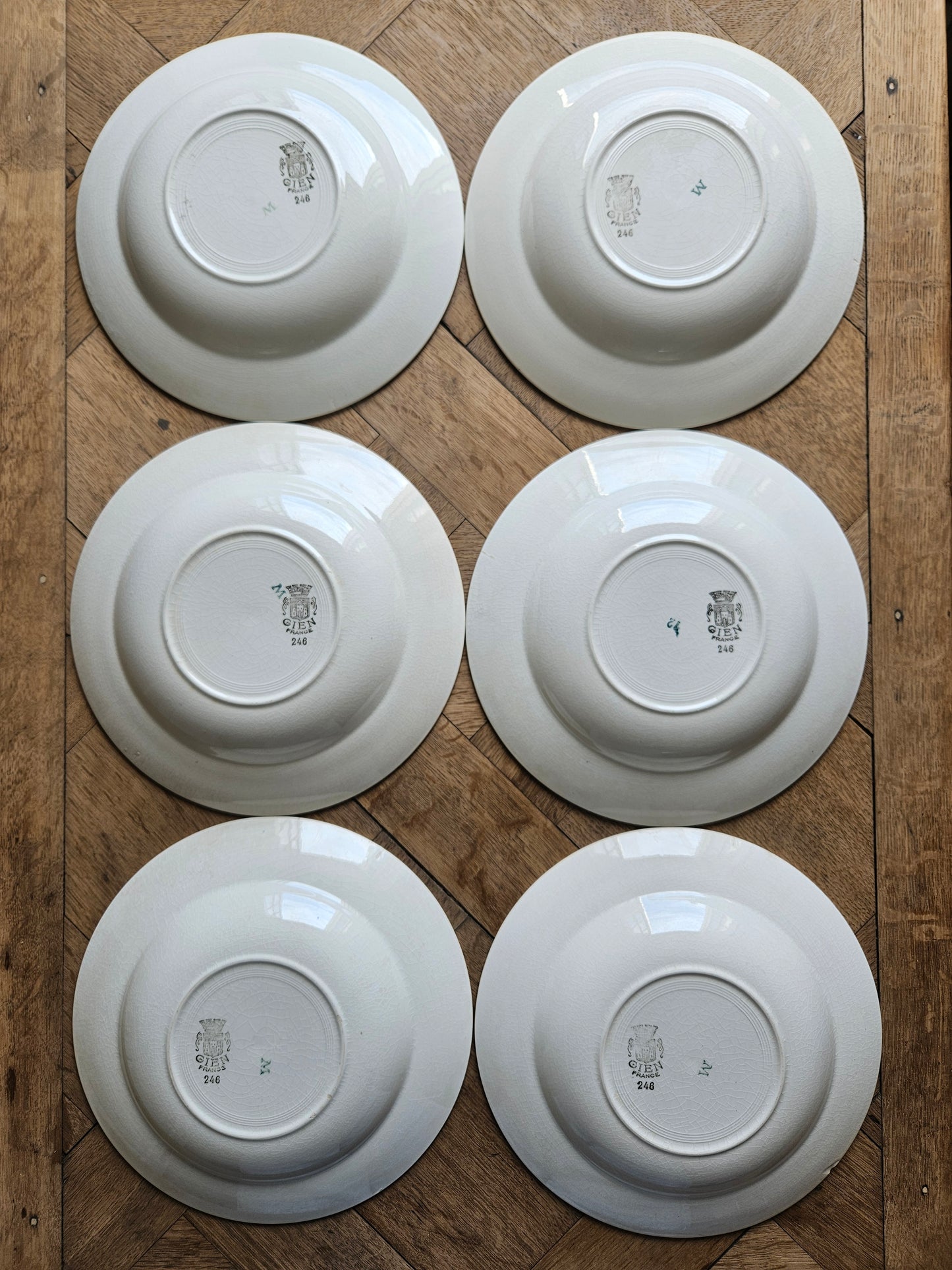 Assiettes creuses Gien, fleurs rouges