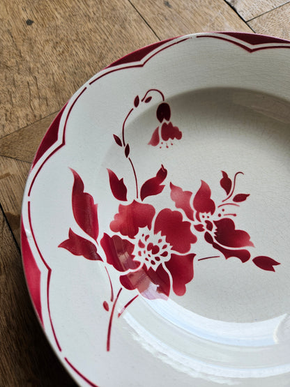 Assiettes creuses Gien, fleurs rouges