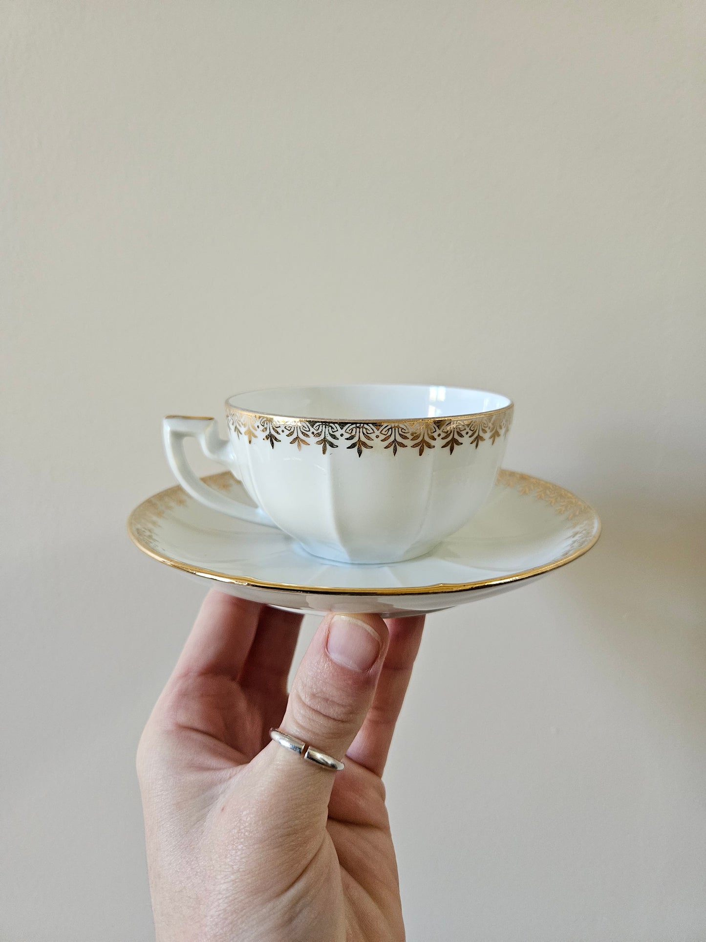 Élégantes tasse et sous-tasse anciennes en porcelaine. Style shabby chic.