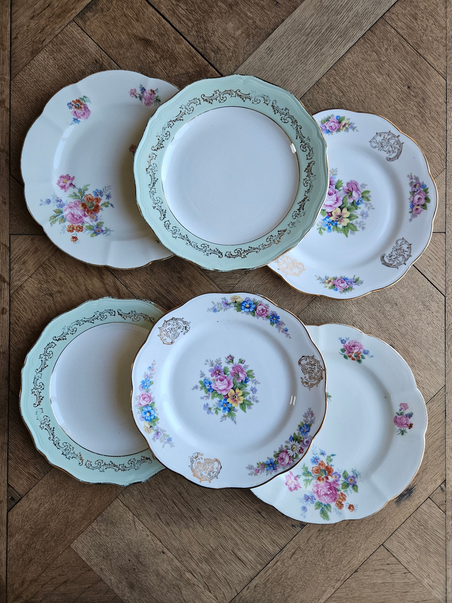 Assiettes à dessert dépareillées shabby chic