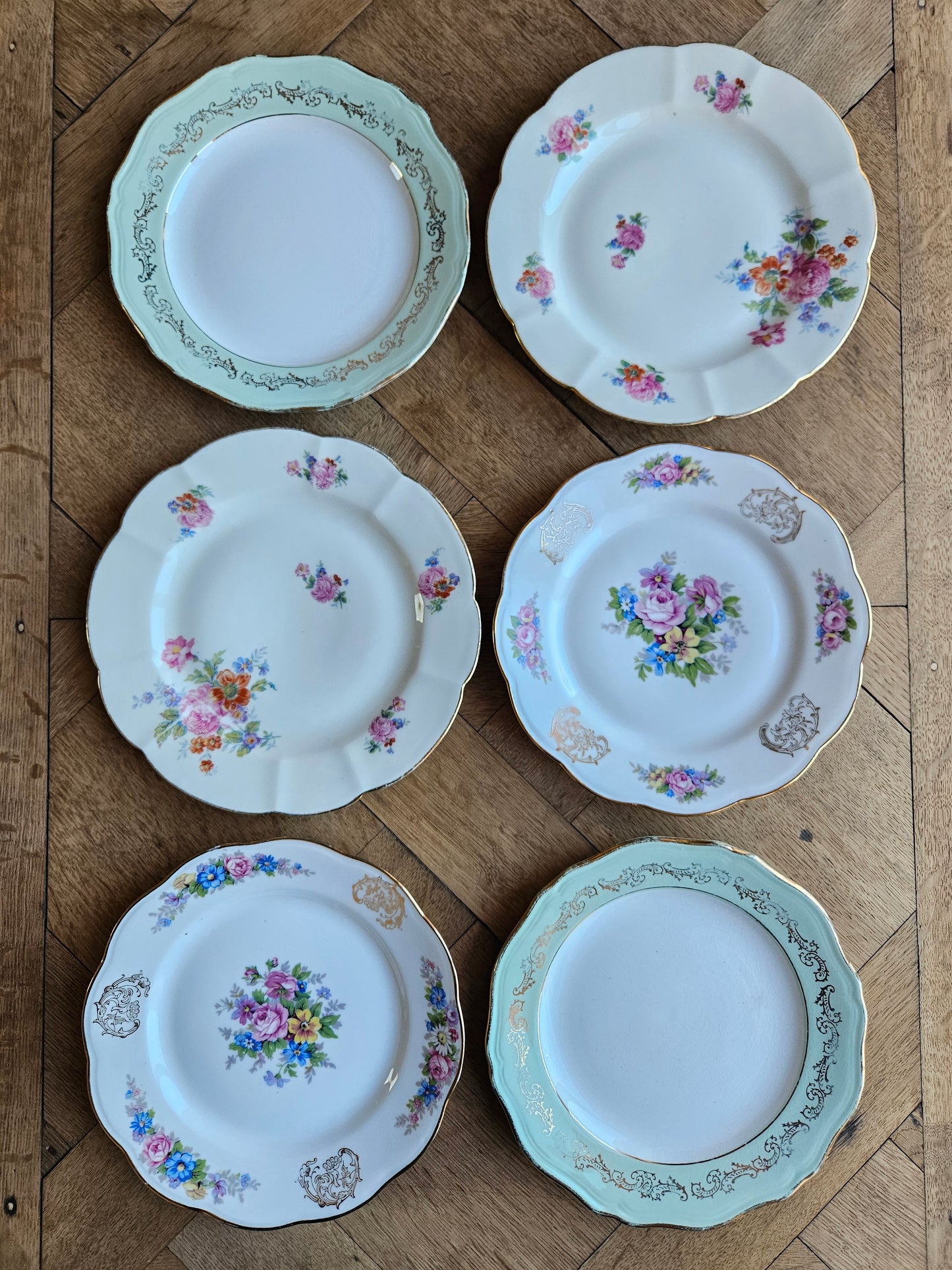 Assiettes à dessert dépareillées shabby chic