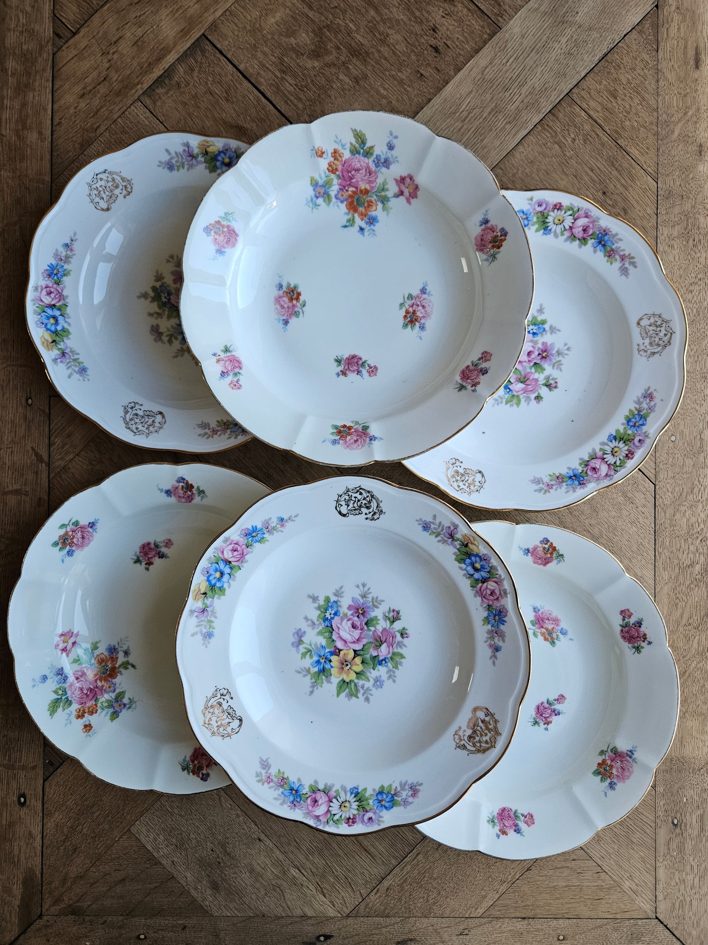 Assiettes creuses dépareillées en porcelaine
