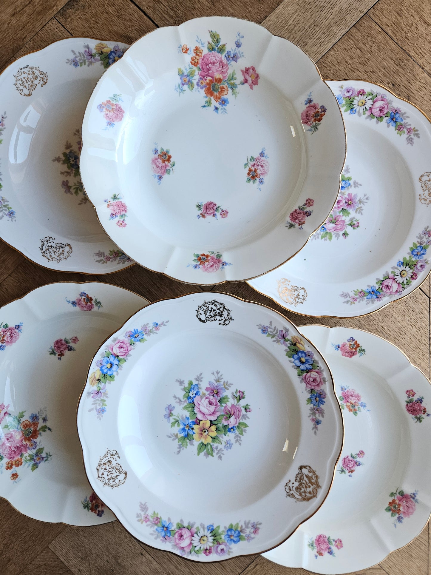Assiettes creuses dépareillées en porcelaine