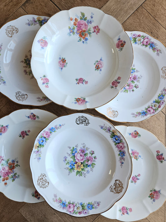 Assiettes creuses dépareillées en porcelaine