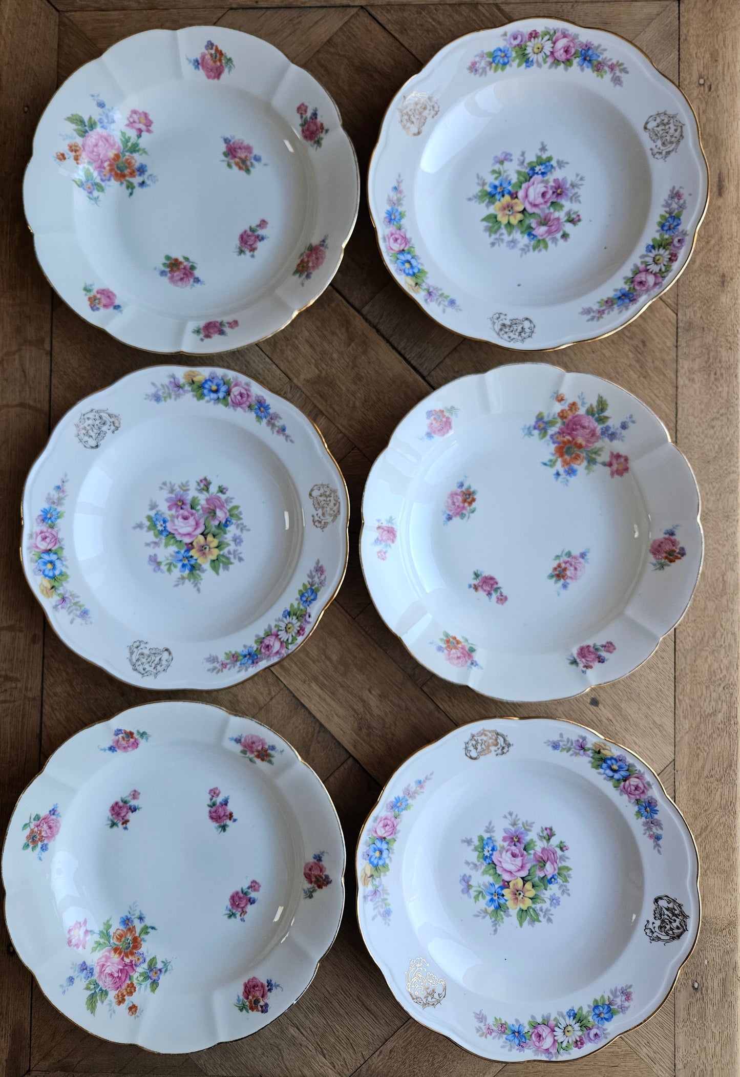 Assiettes creuses dépareillées en porcelaine