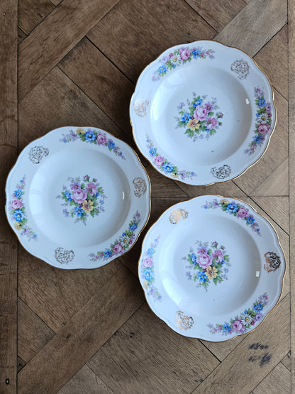 Assiettes creuses dépareillées en porcelaine
