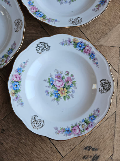 Assiettes creuses dépareillées en porcelaine