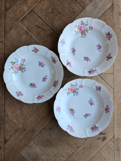 Assiettes creuses dépareillées en porcelaine